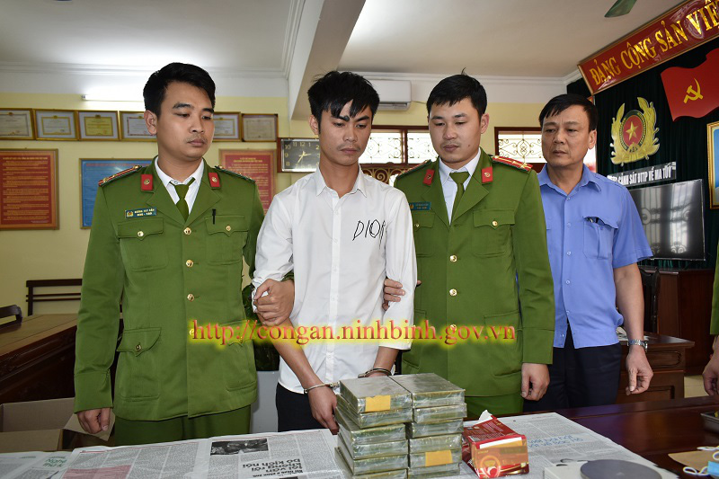 Đi máy bay từ Hà Nội vào Kon Tum "ôm" 12 bánh heroin về Ninh Bình tiêu thụ