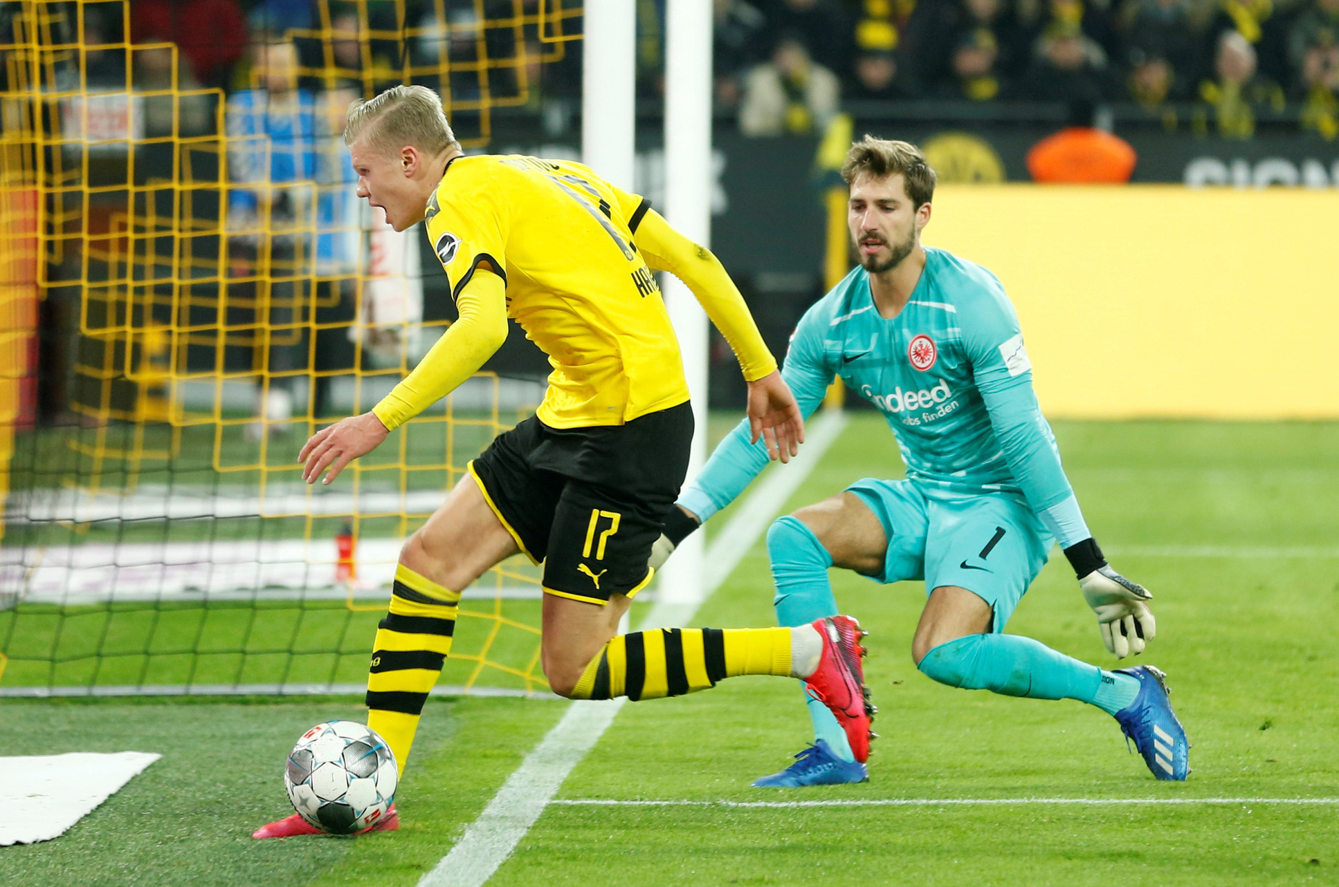 Song s&aacute;t lập c&ocirc;ng, Dortmund dội mưa b&agrave;n thắng Frankfurt - Ảnh 2.