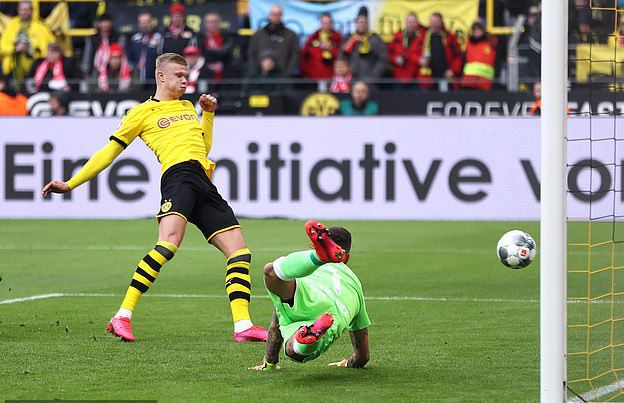 Song s&aacute;t lập c&ocirc;ng, Dortmund dội mưa b&agrave;n thắng Frankfurt - Ảnh 5.