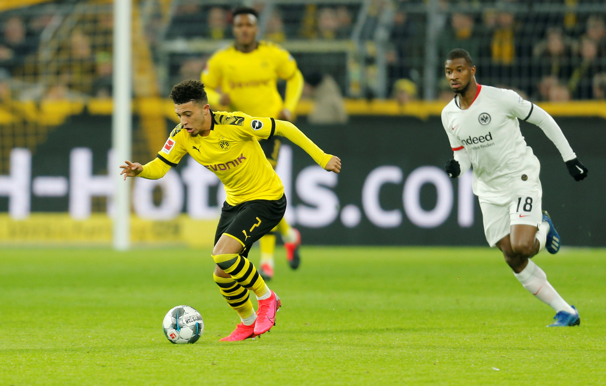 Song s&aacute;t lập c&ocirc;ng, Dortmund dội mưa b&agrave;n thắng Frankfurt - Ảnh 4.
