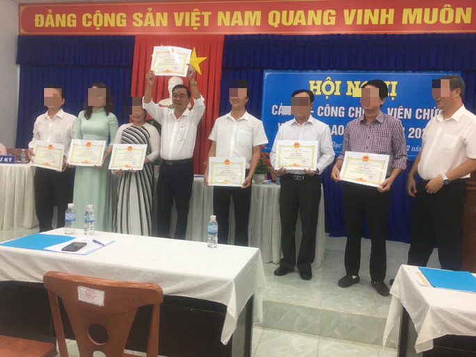 Khôi hài việc nữ hiệu trưởng ôm giấy khen của người khác để... ra oai! - Ảnh 2.
