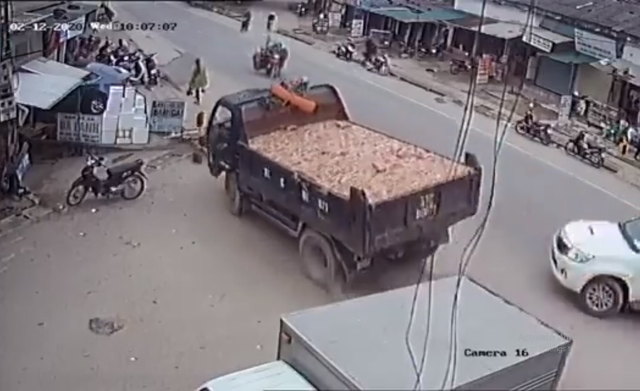 CLIP: T&agrave;i xế xe tải đ&aacute;nh l&aacute;i tr&aacute;nh xe b&aacute;n tải, nhiều người tho&aacute;t chết trong gang tấc - Ảnh 1.