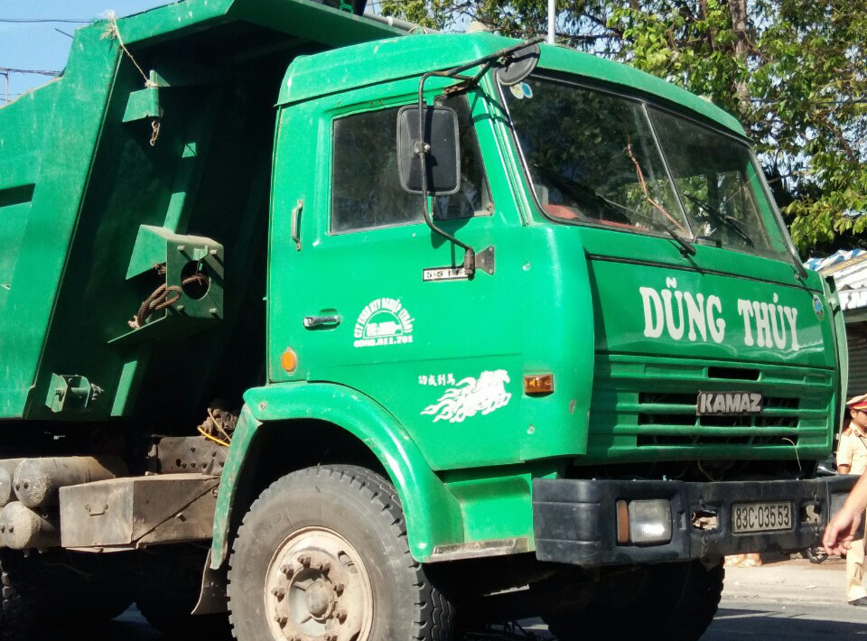 Xe ben có dòng chữ “Dũng Thúy” cán chết người đi xe đạp tại đèn đỏ