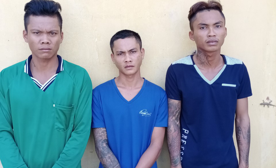 Bắt khẩn cấp 3 kẻ ném “bom xăng” vào nhà dân trả thù - Ảnh 1.