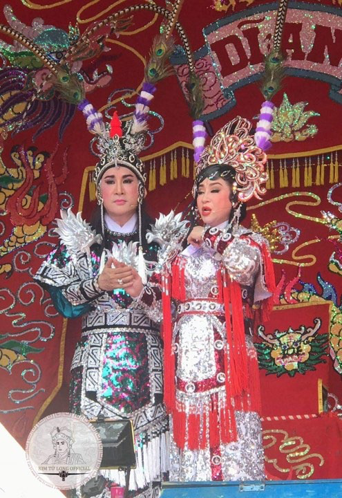 H&aacute;t chầu, c&uacute;ng đ&igrave;nh bết b&aacute;t v&igrave; dịch Covid-19 - Ảnh 1.