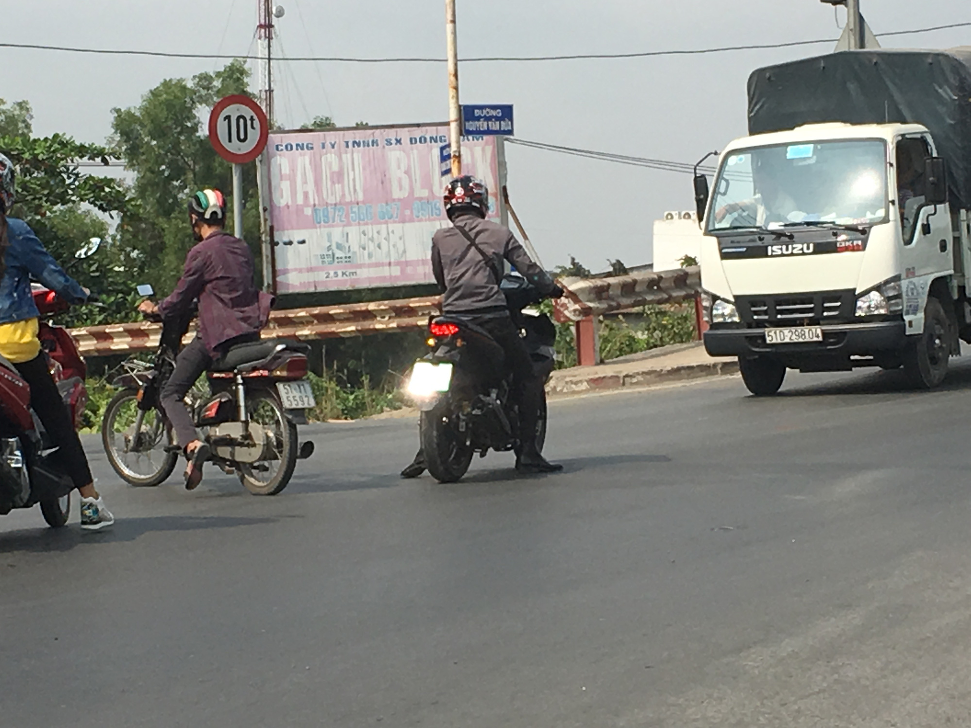 To&aacute;t mồ h&ocirc;i đi qua n&uacute;t giao Cầu  Lớn - Ảnh 2.