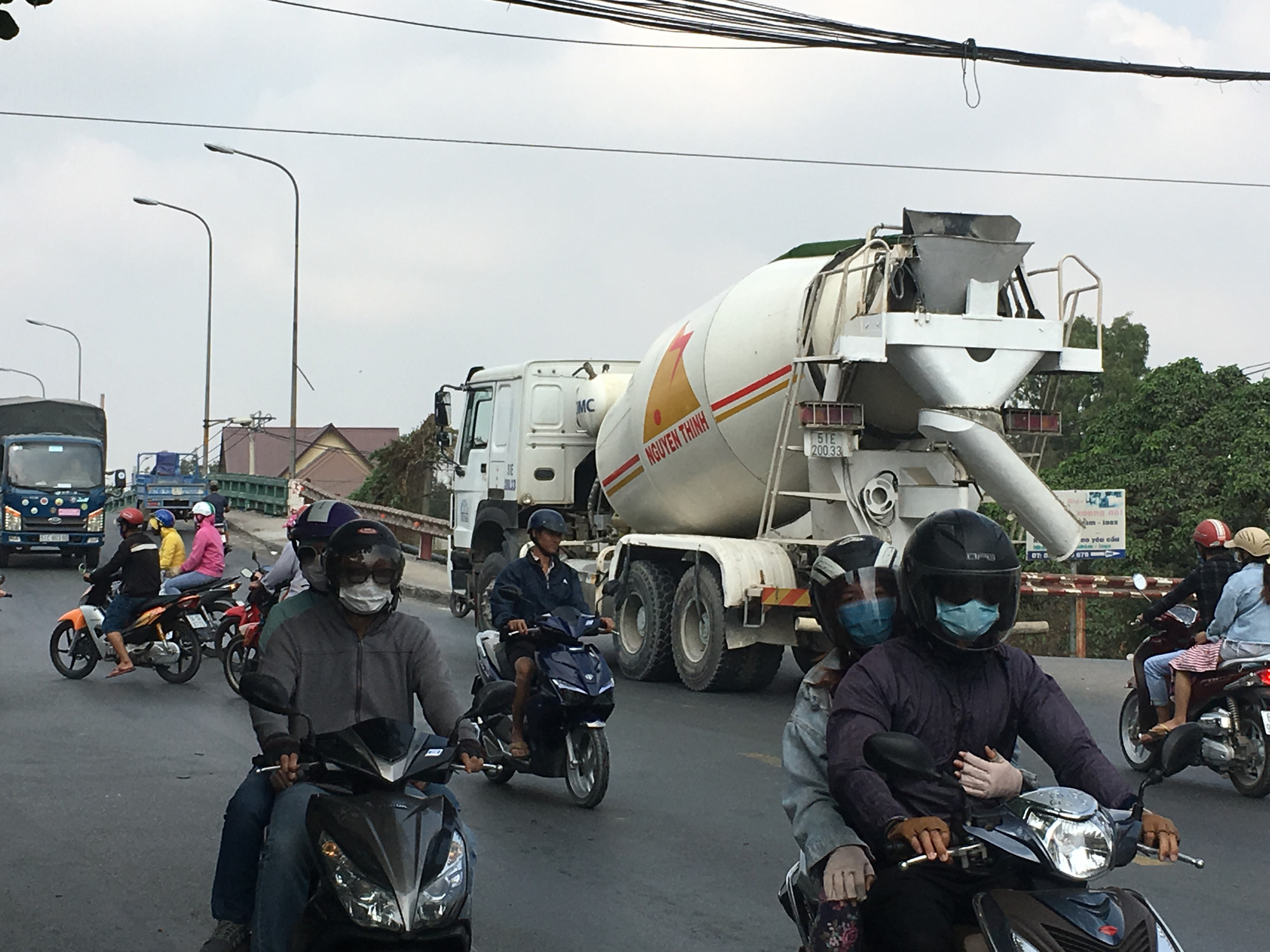 To&aacute;t mồ h&ocirc;i đi qua n&uacute;t giao Cầu  Lớn - Ảnh 1.