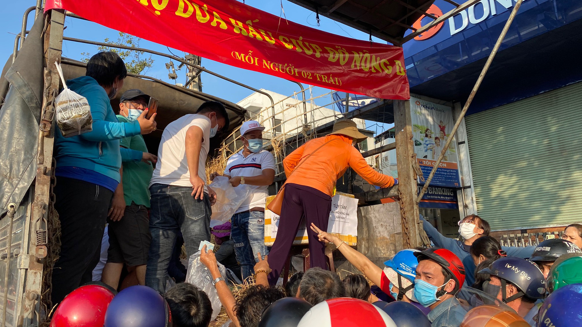 "Giải cứu" nông sản: Người dân xếp hàng nhận dưa hấu và ủng hộ tiền hỗ trợ kinh phí