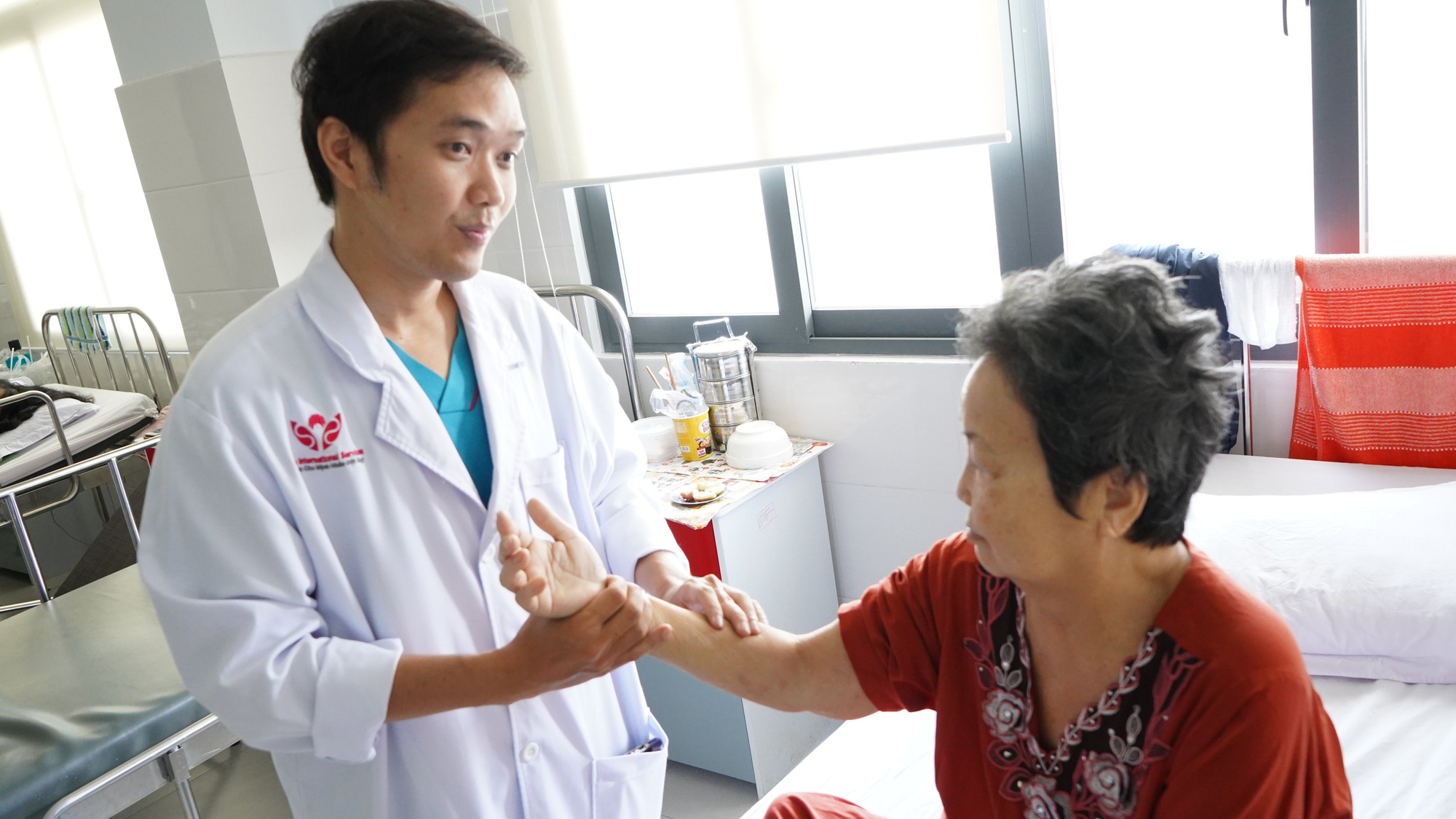 Vào viện giữa khuya do coi thường tê đầu ngón tay