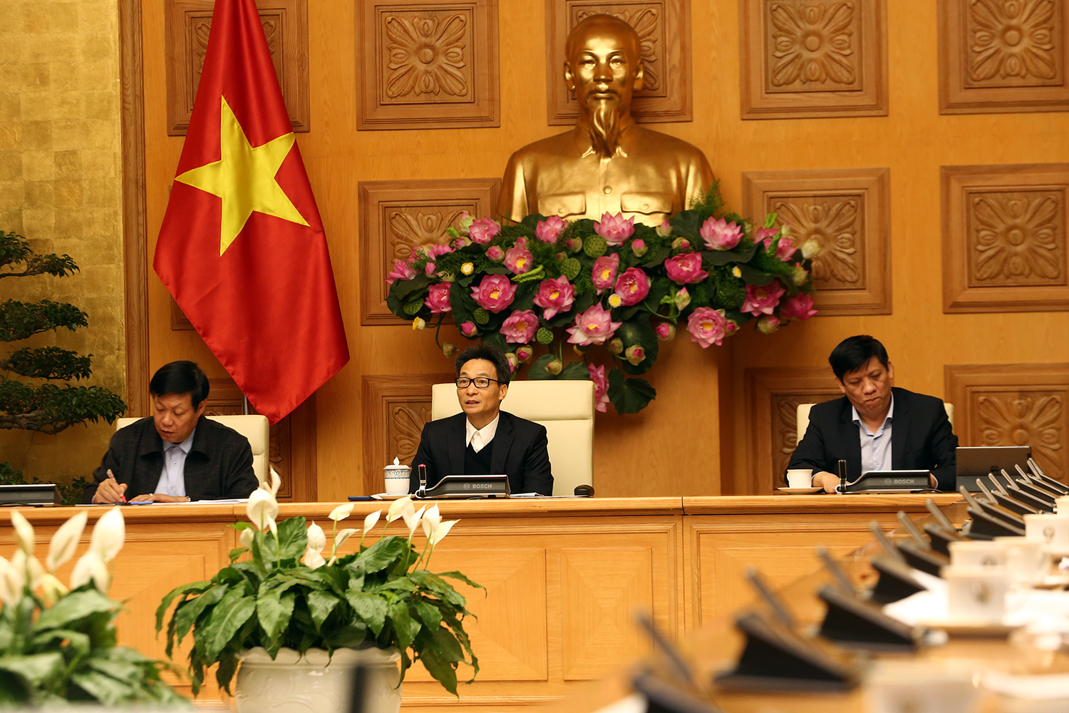 Phó Thủ tướng giao Bộ Y tế giải đáp thông tin Covid-19 ủ bệnh tới 24 ngày - Ảnh 1.