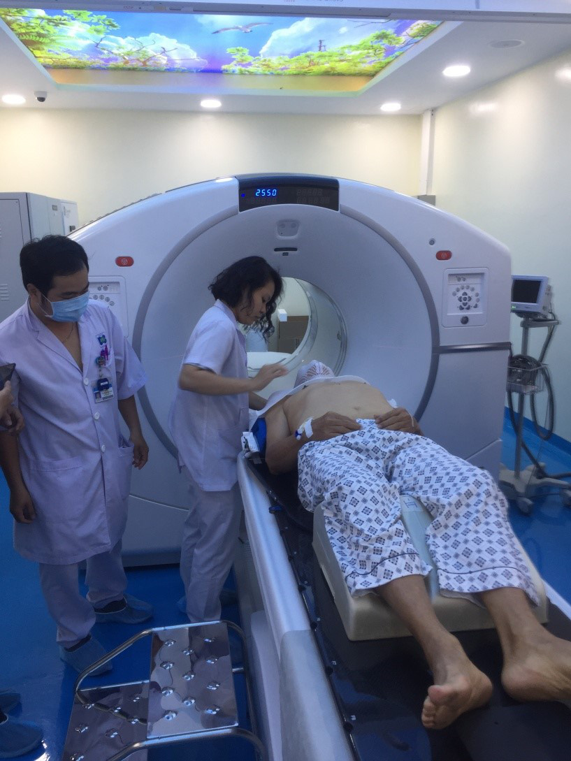Đưa v&agrave;o sử dụng hệ thống m&aacute;y trị ung thư mới - Ảnh 1.