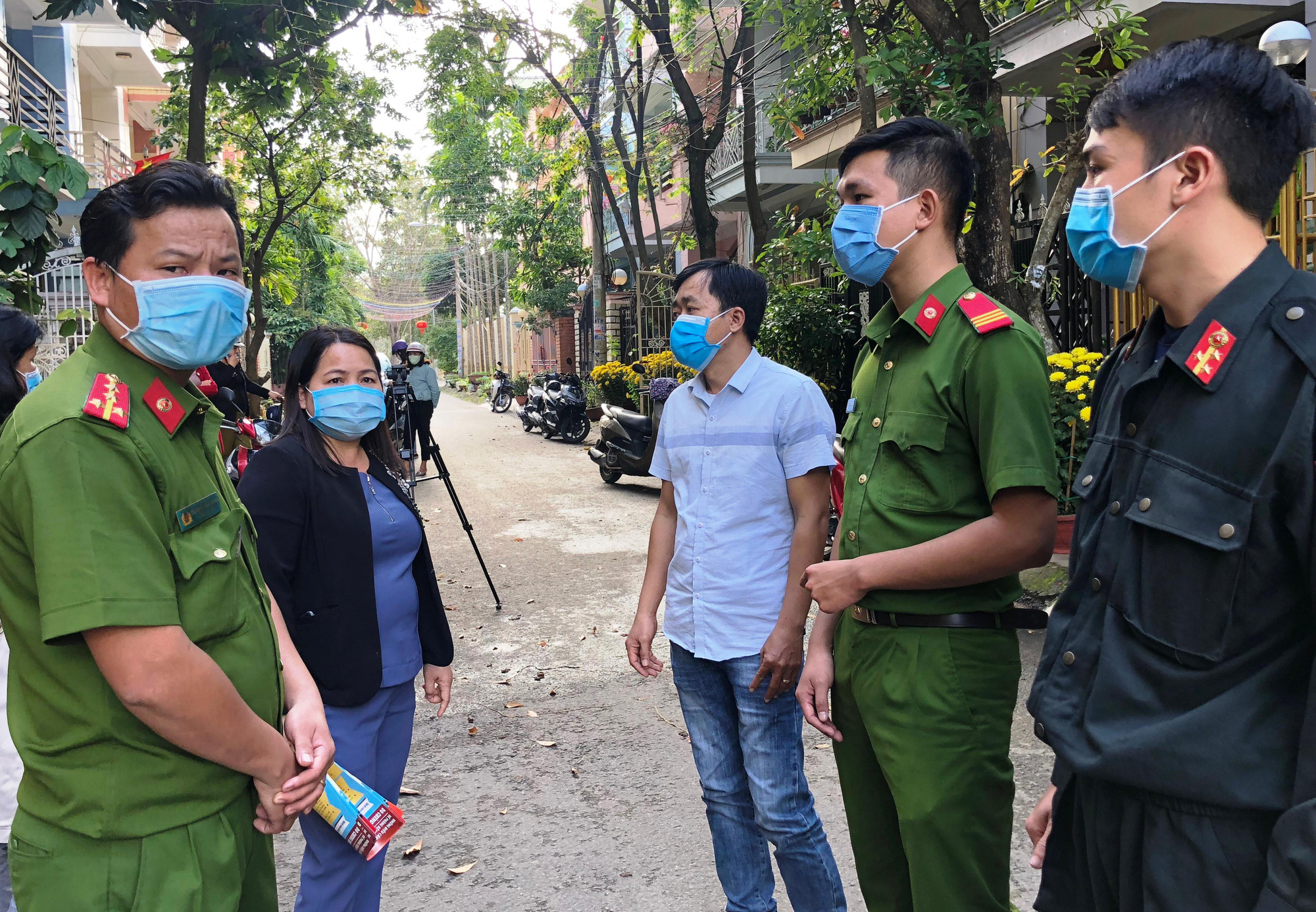 Gia cảnh khó khăn, một phụ nữ không chịu cách ly, ra chợ buôn bán rau kiếm sống