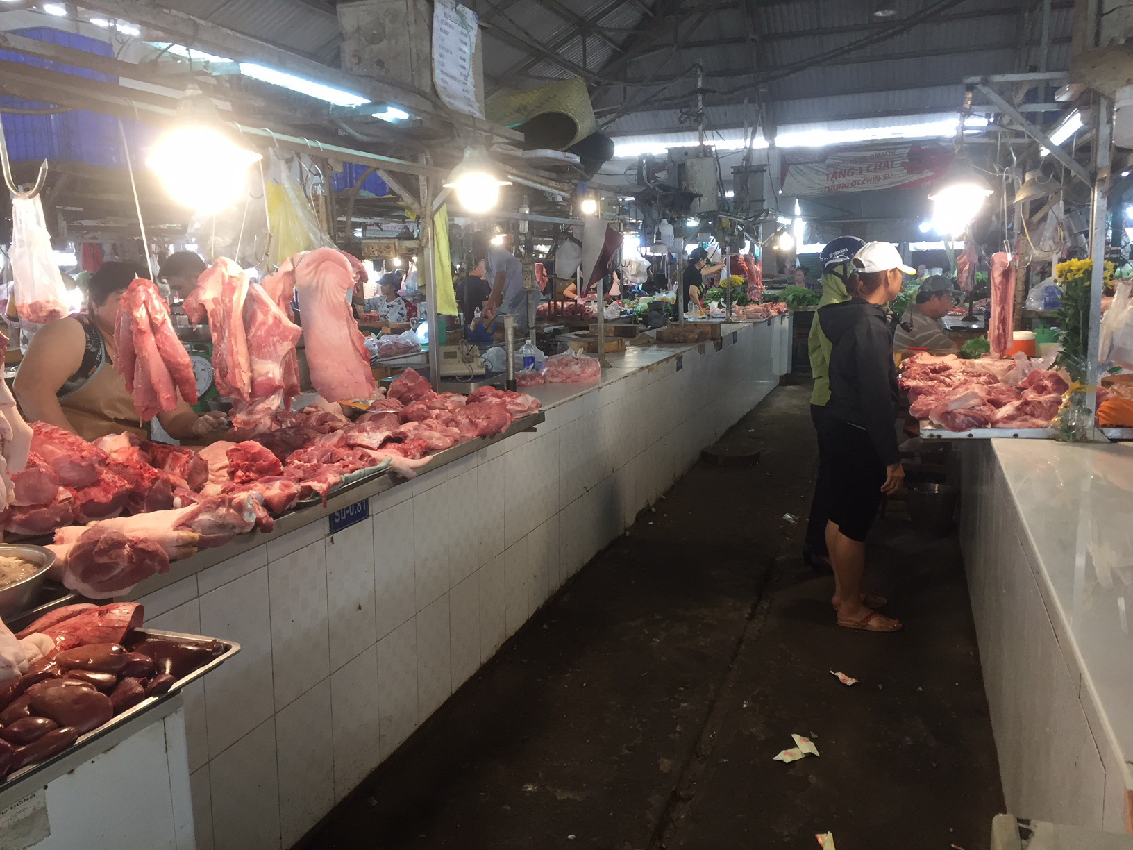 Gi&aacute; g&agrave; c&ocirc;ng nghiệp xuống thấp kỷ lục, người nu&ocirc;i lỗ nặng - Ảnh 1.