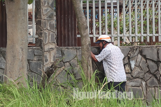 CLIP: Đ&aacute;m đ&ocirc;ng hiếu kỳ vẫn chưa bu&ocirc;ng căn nh&agrave; hoang nơi L&ecirc; Quốc Tuấn ẩn nấp - Ảnh 3.