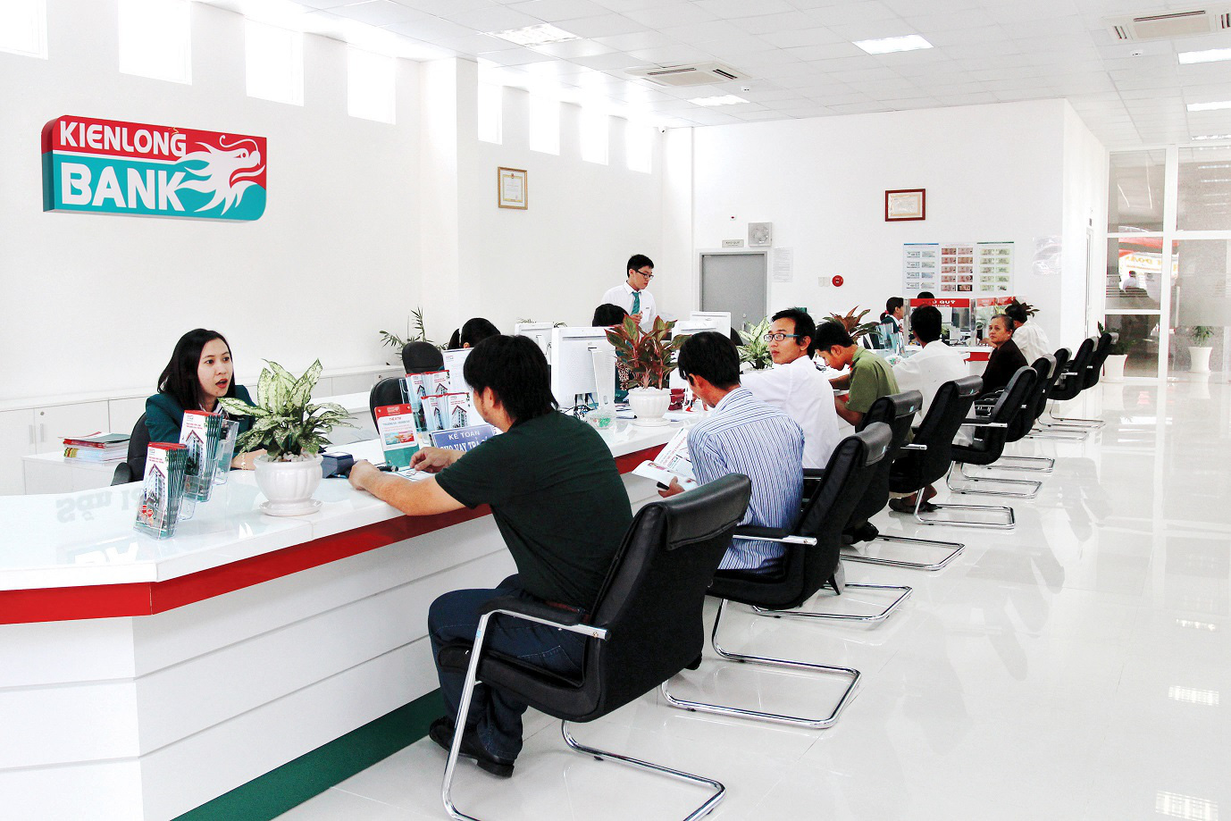 Kienlongbank hạ gi&aacute; ch&agrave;o b&aacute;n hơn 176 triệu cổ phiếu Sacombank - Ảnh 1.