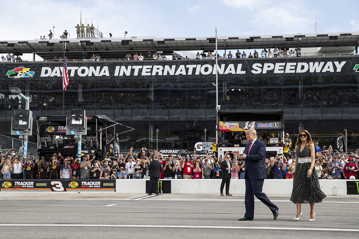 Tổng thống Trump tự tay l&aacute;i Qu&aacute;i th&uacute; tr&ecirc;n đường đua danh gi&aacute; nhất của Mỹ - Ảnh 6.