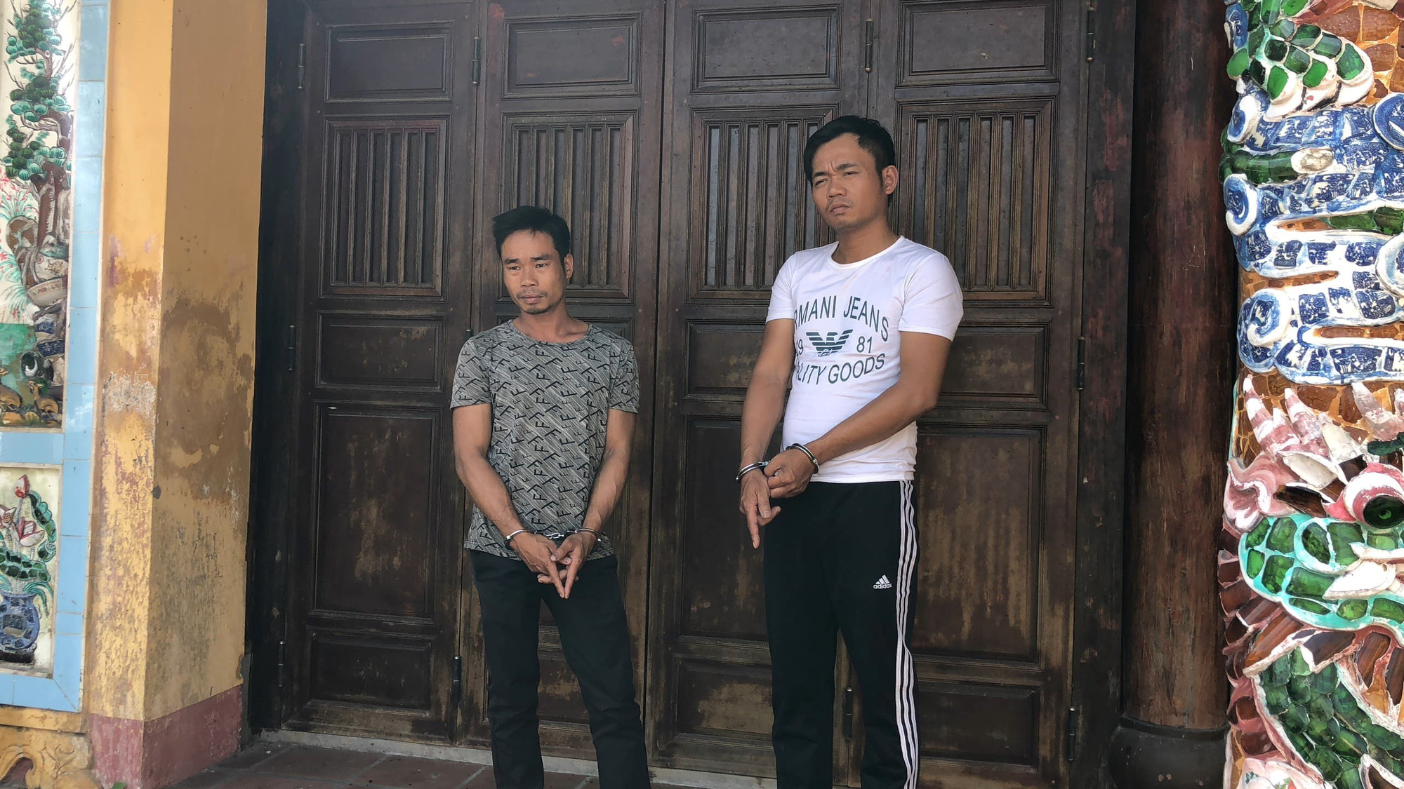 Cặp đôi thích đột nhập đình làng, phủ thờ - Ảnh 2.