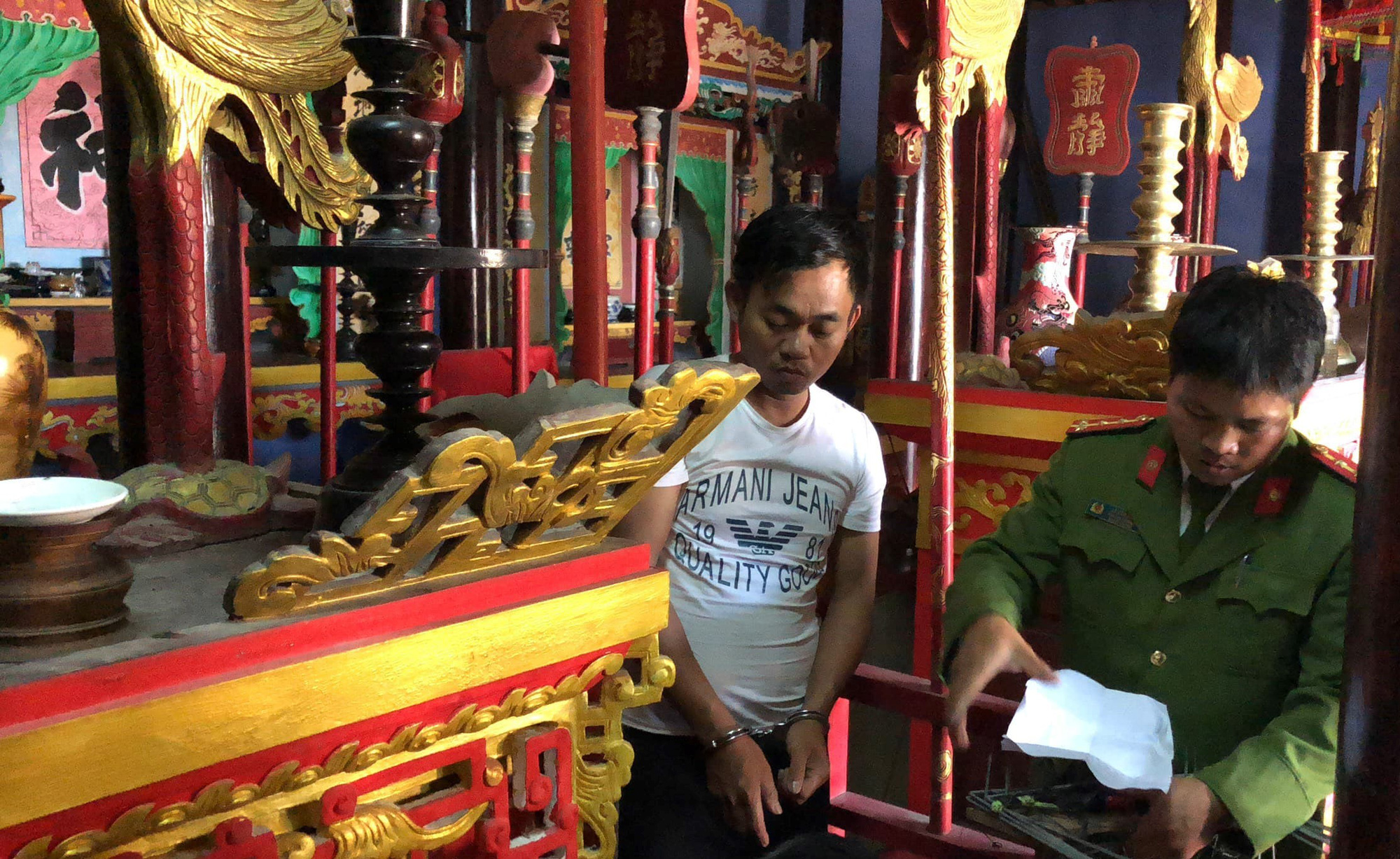 Cặp đôi thích đột nhập đình làng, phủ thờ
