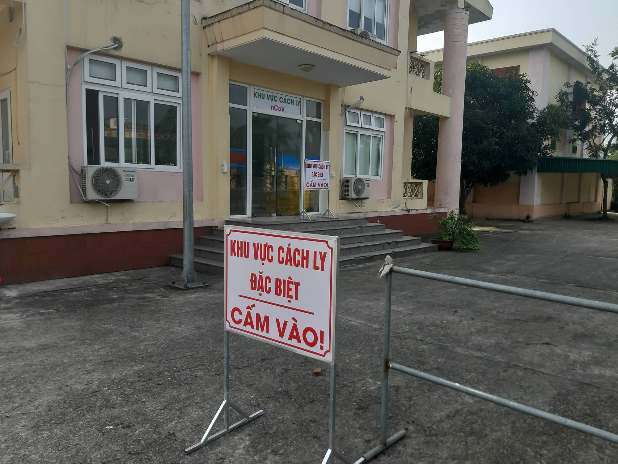 Chặn xe khách, đưa 6 người tiếp xúc với người từ vùng dịch Covid-19 về có biểu hiện ho sốt vào khu cách ly