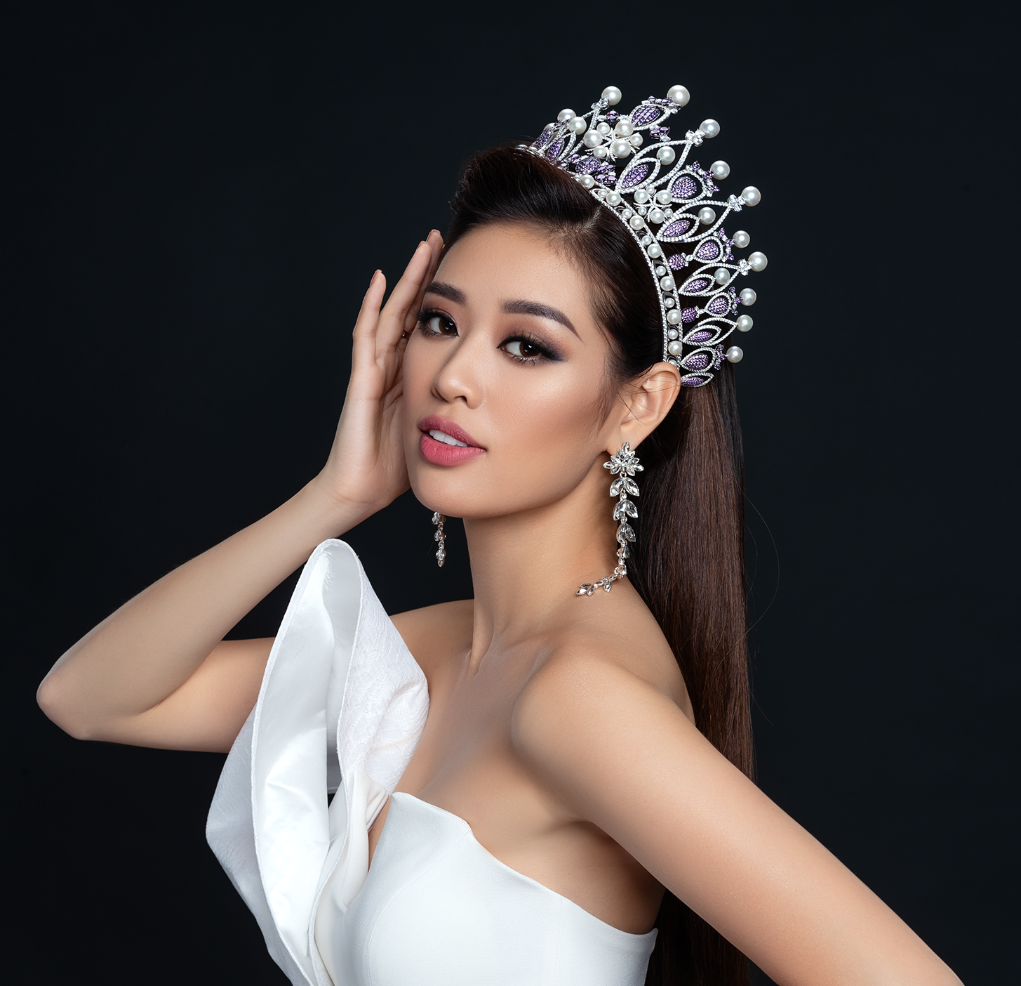 Hoa hậu Hoàn vũ Khánh Vân công bố bộ ảnh beauty