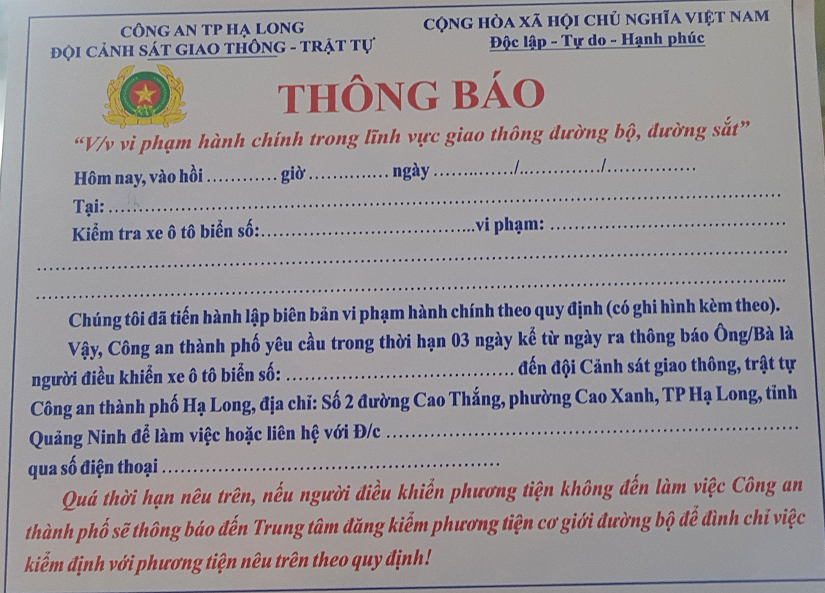 C&ocirc;ng an TP Hạ Long d&aacute;n th&ocirc;ng b&aacute;o vi phạm l&ecirc;n xe đỗ tr&aacute;i ph&eacute;p để phạt nguội - Ảnh 2.