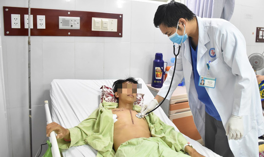 Thanh niên bị đâm thủng phổi thoát chết nhờ quy trình báo động đỏ