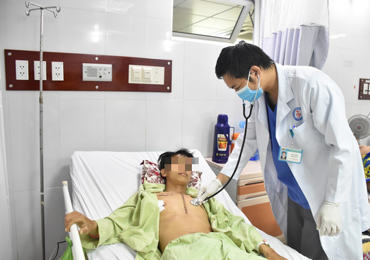 Thanh ni&ecirc;n bị đ&acirc;m thủng phổi tho&aacute;t chết nhờ quy tr&igrave;nh b&aacute;o động đỏ - Ảnh 1.