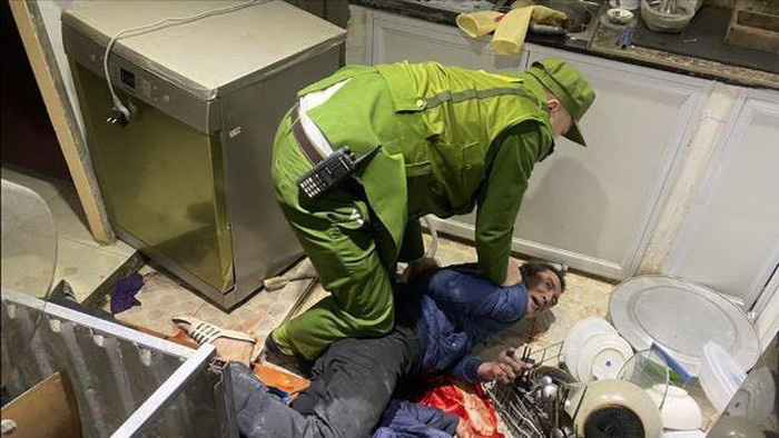Một lãnh đạo nhà hát vũ kịch bị anh vợ "ngáo đá" xông vào nhà đâm tử vong