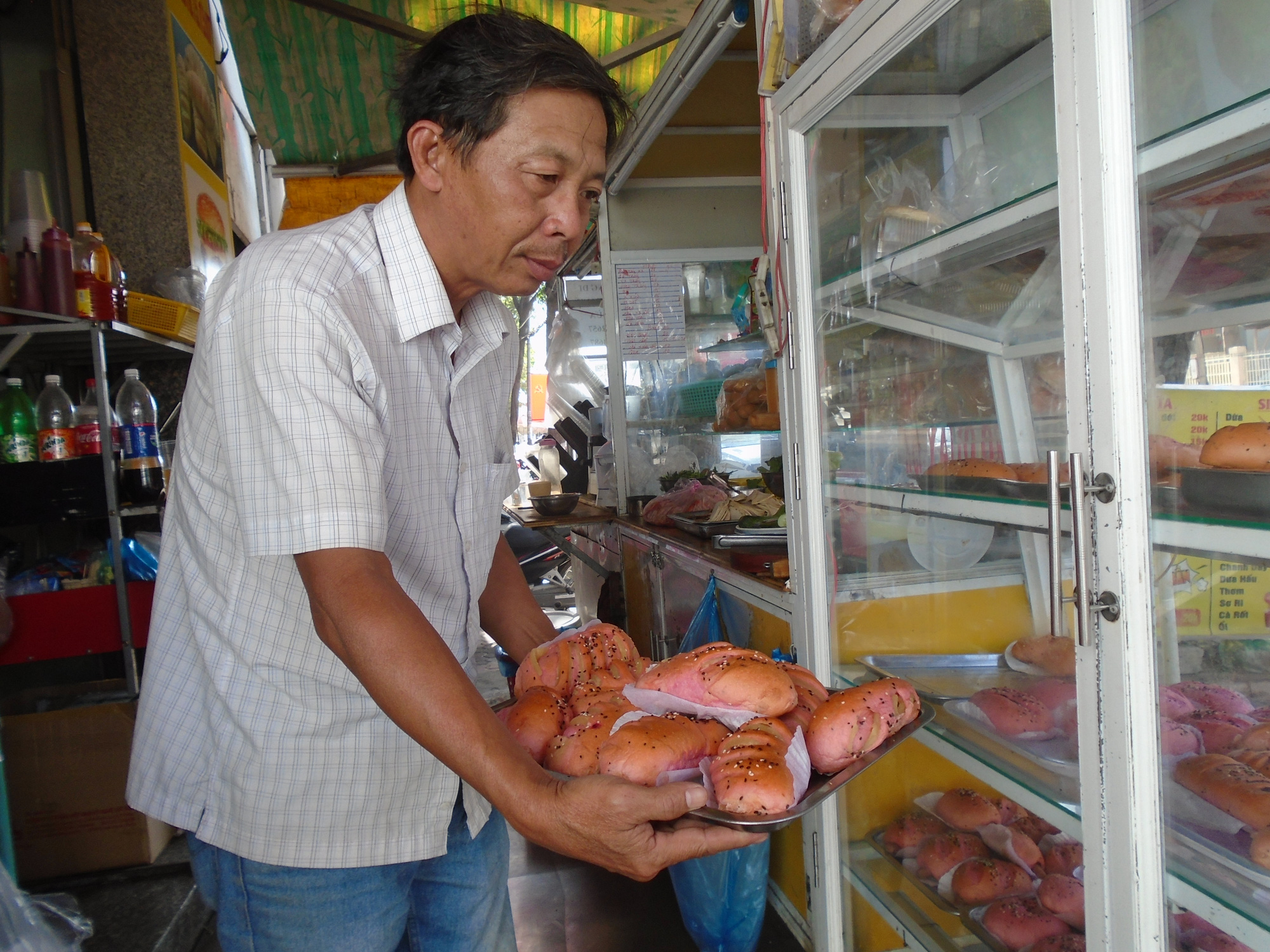 Bánh mì thanh long nở rộ tại Bình Thuận - Ảnh 1.