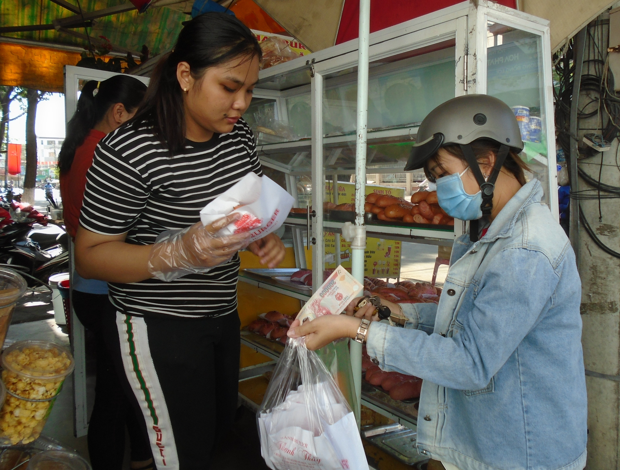 Bánh mì thanh long nở rộ tại Bình Thuận - Ảnh 3.