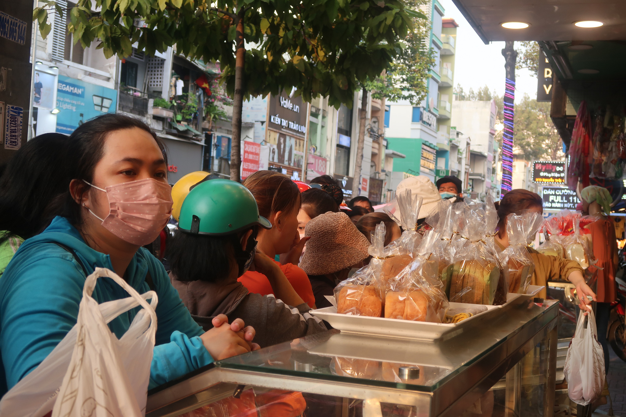 CLIP: Xếp hàng dài chờ mua bánh mì thanh long
