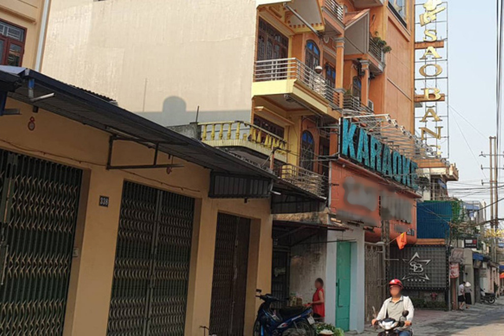 Hai nhóm thanh niên hỗn chiến ở quán karaoke, 2 người tử vong