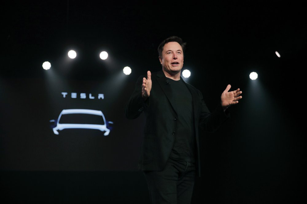 Khen ngợi Tesla, tỉ phú Bill Gates vẫn... ê chề