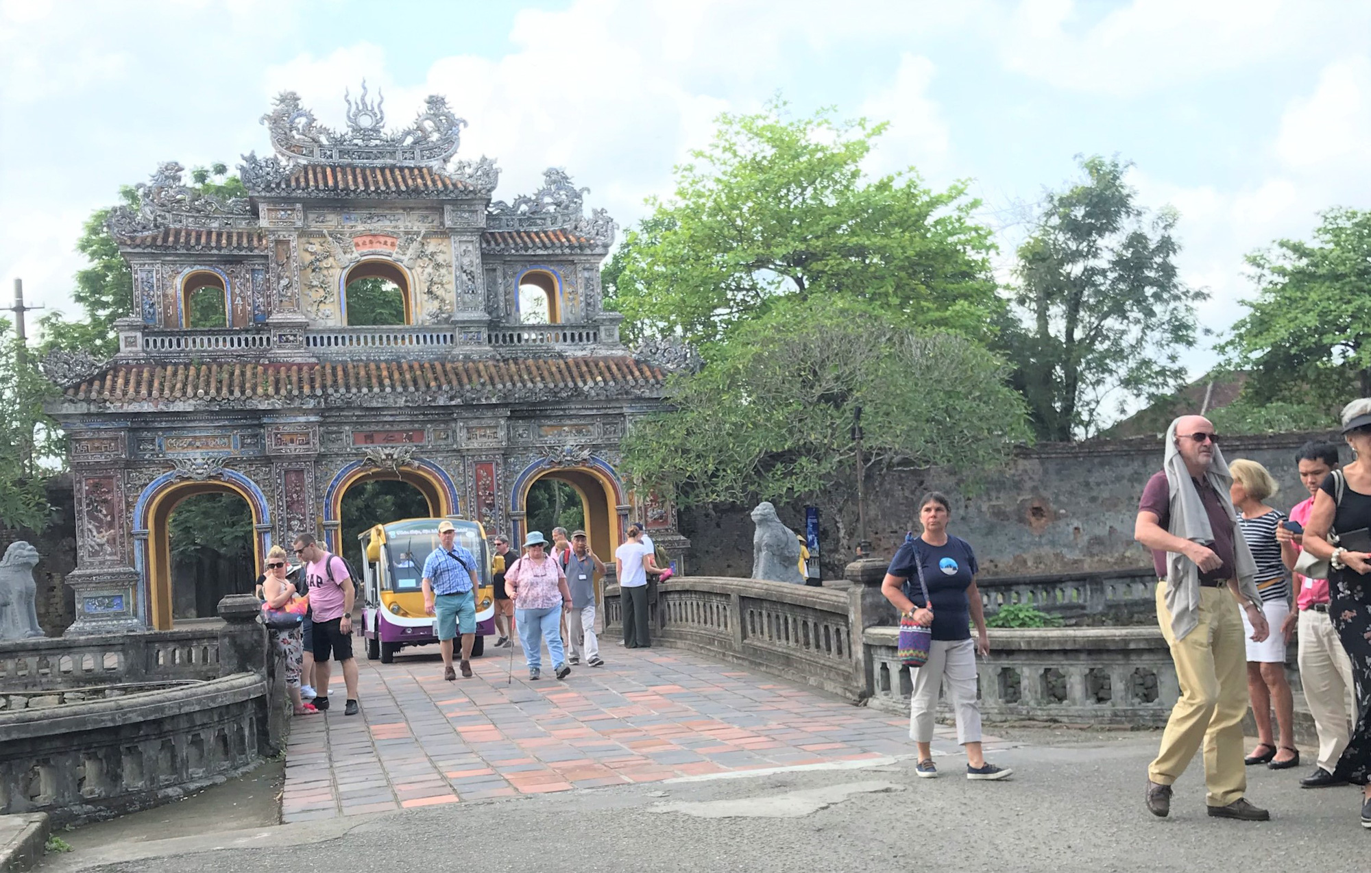 Chủ tịch tỉnh Thừa Thi&ecirc;n - Huế viết thư cam kết đảm bảo an to&agrave;n tuyệt đối cho du kh&aacute;ch - Ảnh 1.
