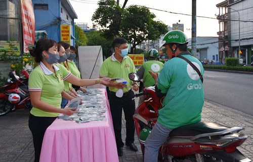 Ph&aacute;t khẩu trang miễn ph&iacute; cho CNVC-LĐ - Ảnh 1.