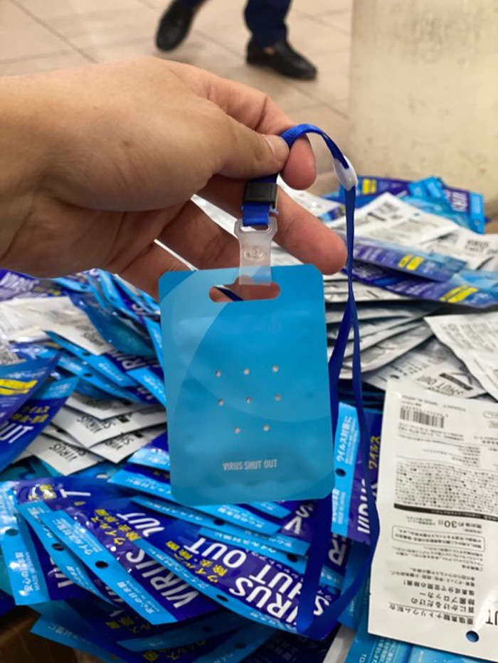 Ph&aacute;t hiện 300 thẻ đeo diệt virus nhập lậu tại cổng chợ thuốc Hapulico - Ảnh 2.