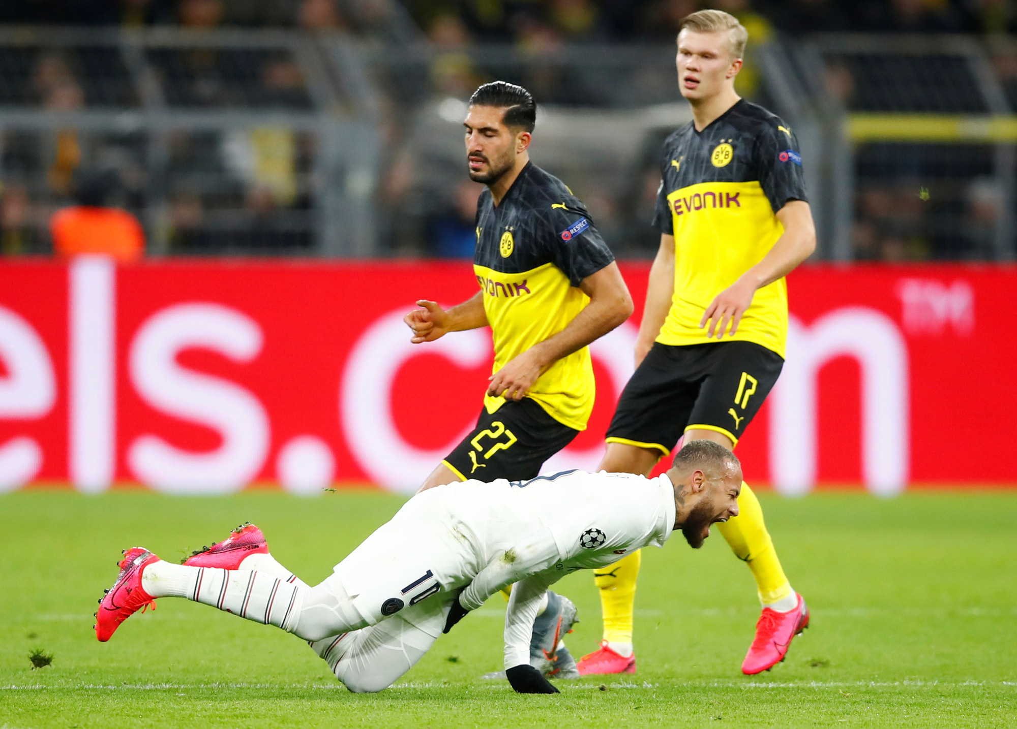 Liverpool, Tottenham  thảm bại, sao trẻ tỏa sáng