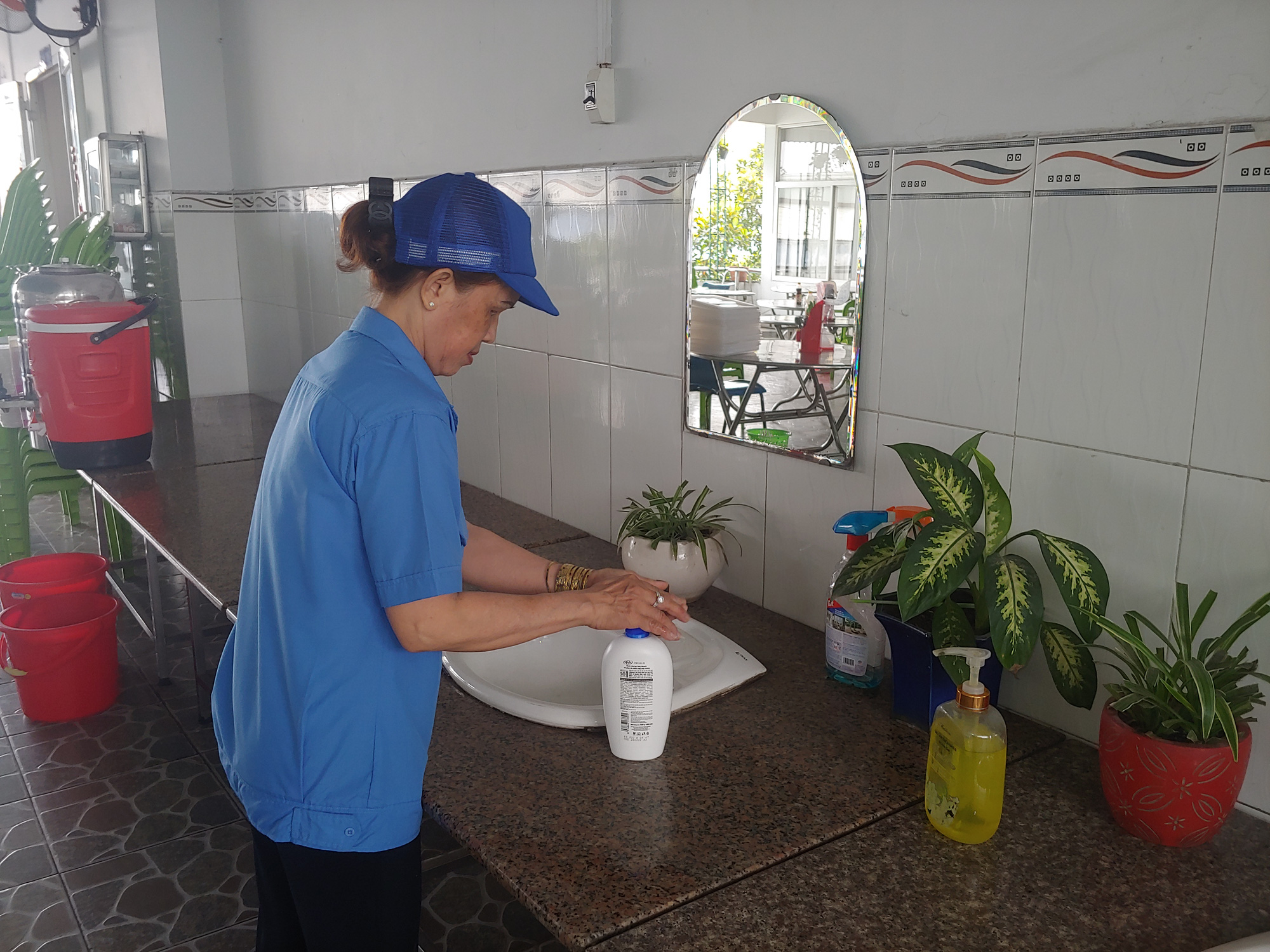 Phát khẩu trang, nước rửa tay cho giáo viên