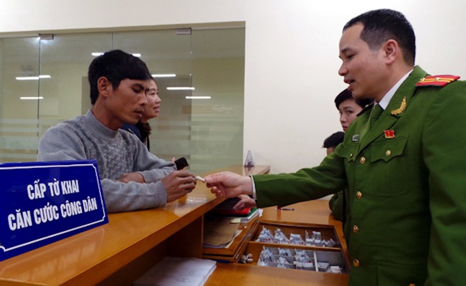 Bỏ hộ khẩu giấy: Cần làm ngay!