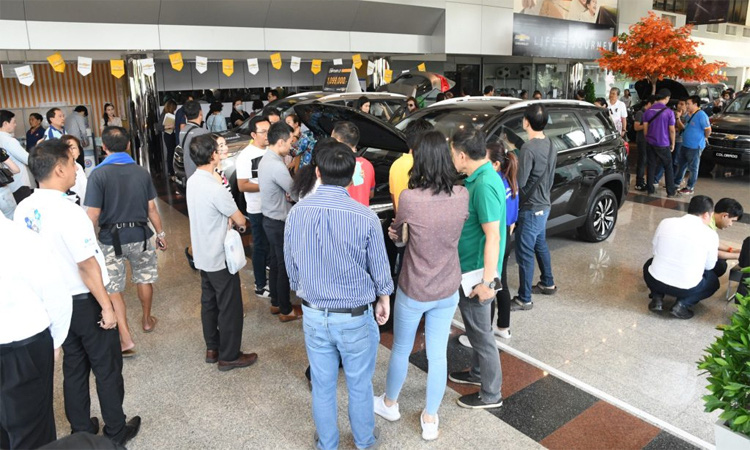 Xe Chevrolet giảm nửa gi&aacute;, kh&aacute;ch h&agrave;ng đổ x&ocirc; tới đại l&yacute; - Ảnh 1.