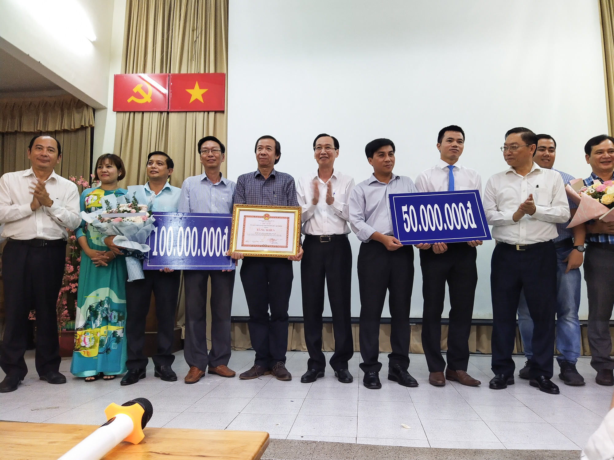 UBND TP HCM khen thưởng những chiến binh phòng chống Covid-19 - Ảnh 2.