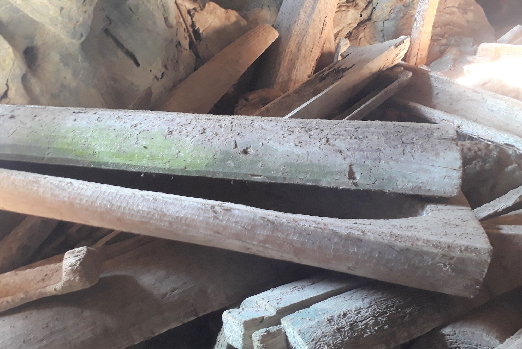 Rợn người kh&aacute;m ph&aacute; hang quan t&agrave;i kỳ b&iacute; treo lưng chừng n&uacute;i - Ảnh 16.