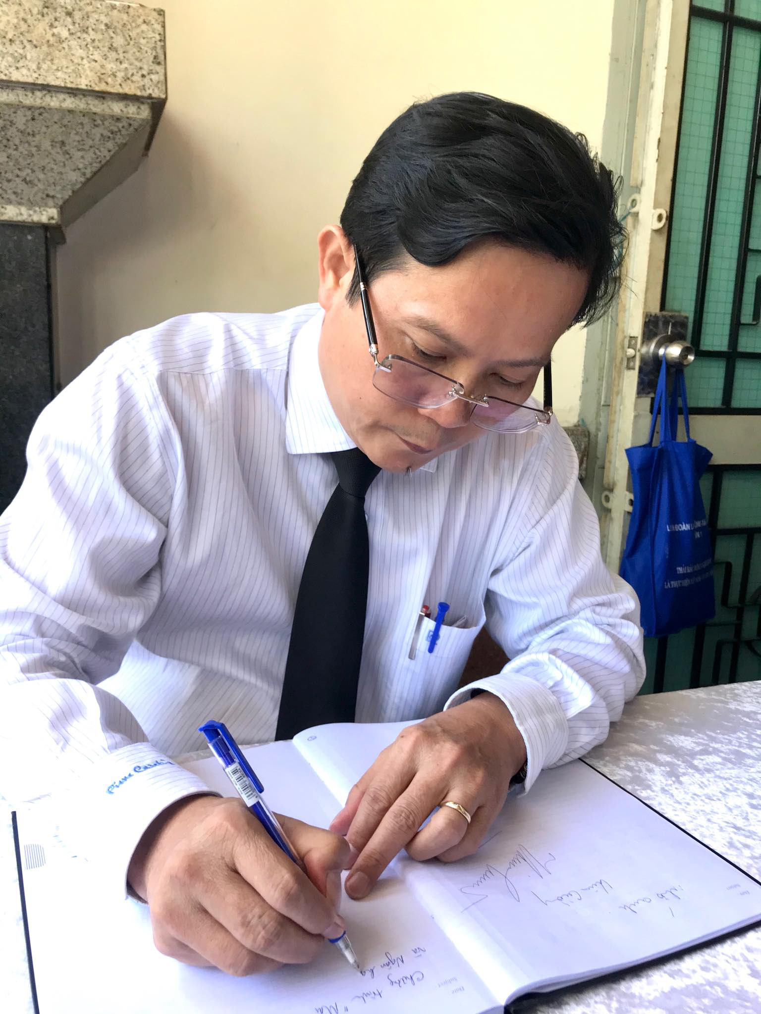 Đại diện Chương tr&igrave;nh Mai V&agrave;ng nh&acirc;n &aacute;i viếng đạo diễn Huỳnh Nga - Ảnh 2.