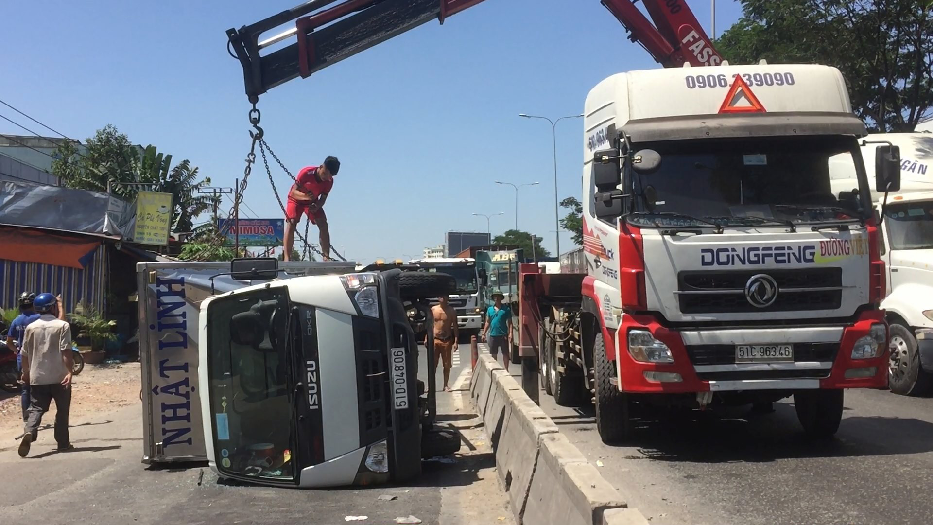 Xe tải tông dải phân cách, văng qua làn đường xe máy gần cầu vượt Sóng Thần