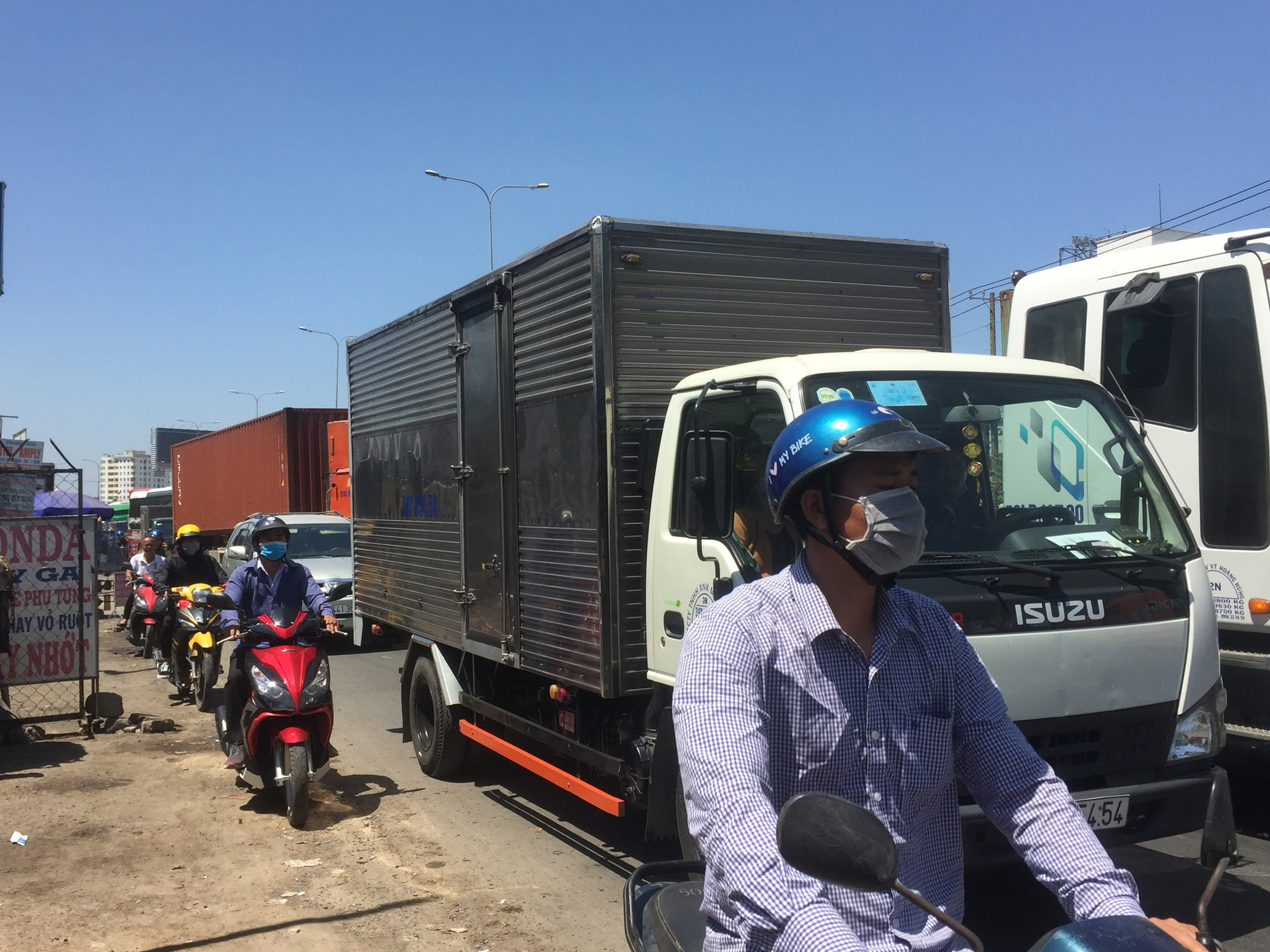 Xe tải tông dải phân cách, văng qua làn đường xe máy gần cầu vượt Sóng Thần - Ảnh 2.