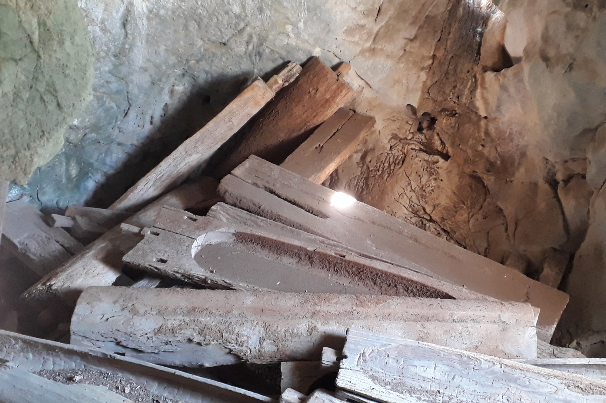 Rợn người kh&aacute;m ph&aacute; hang quan t&agrave;i kỳ b&iacute; treo lưng chừng n&uacute;i - Ảnh 9.