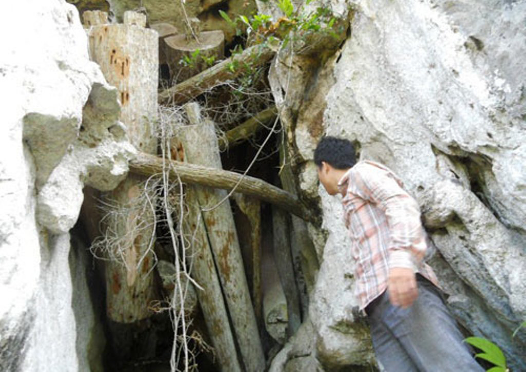Khám phá hang quan tài kỳ bí "treo" lưng chừng núi