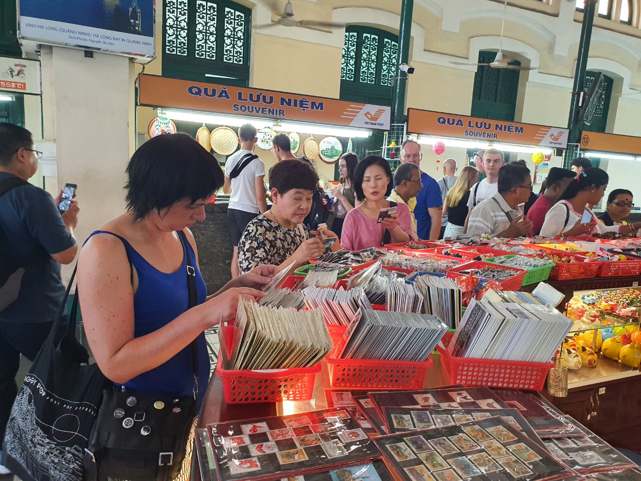 Nhiều đo&agrave;n kh&aacute;ch quốc tế tham quan, mua sắm ở TP HCM - Ảnh 2.