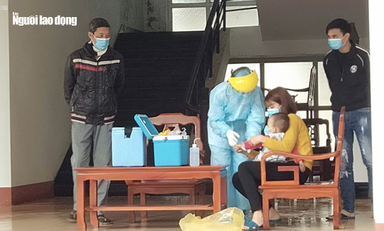 Những hình ảnh bác sĩ "3 cùng" ăn-ở-chống dịch Covid-19 tại tâm dịch Sơn Lôi