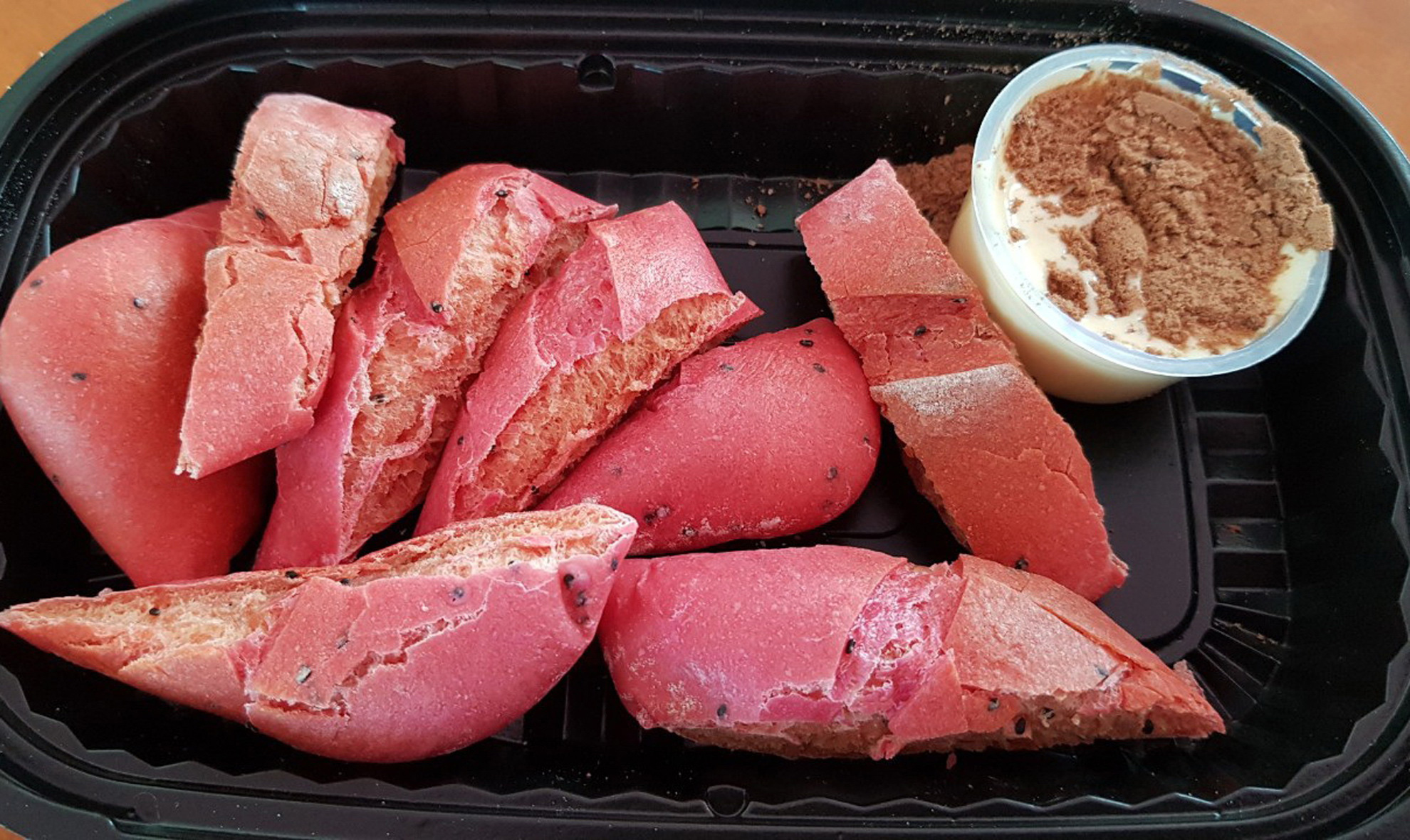 2 nữ sinh Phú Quốc đam mê làm bánh mì thanh long ruột đỏ - Ảnh 7.